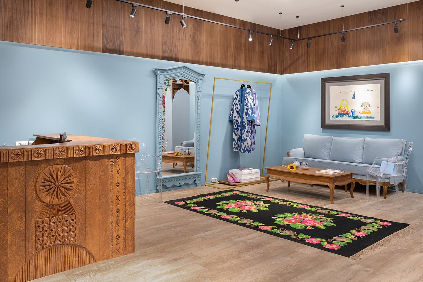 Ателье с предметами современного искусства и деревянным декором – проект бюро Nativ Studio