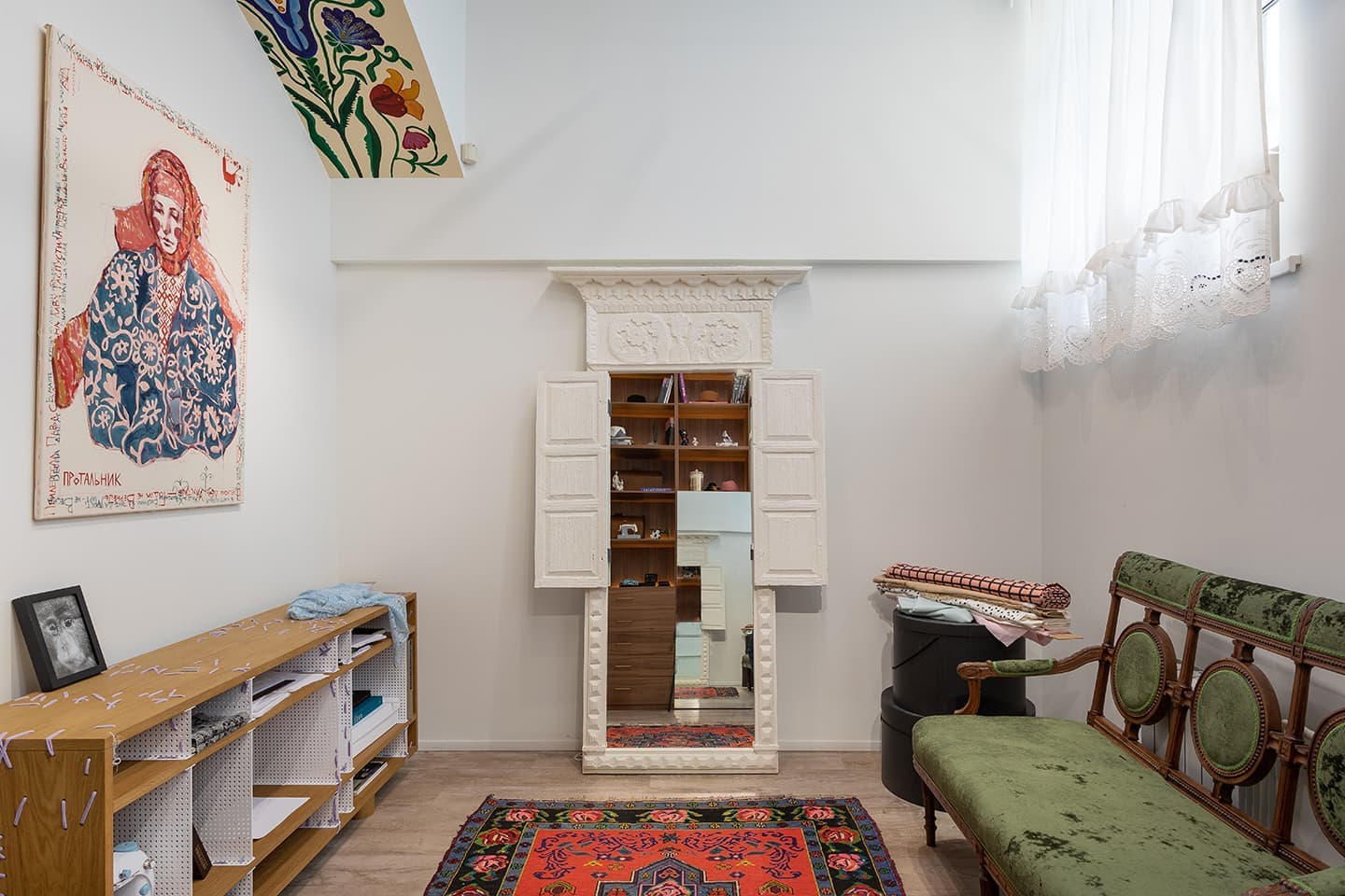 Ателье с предметами современного искусства и деревянным декором – проект бюро Nativ Studio