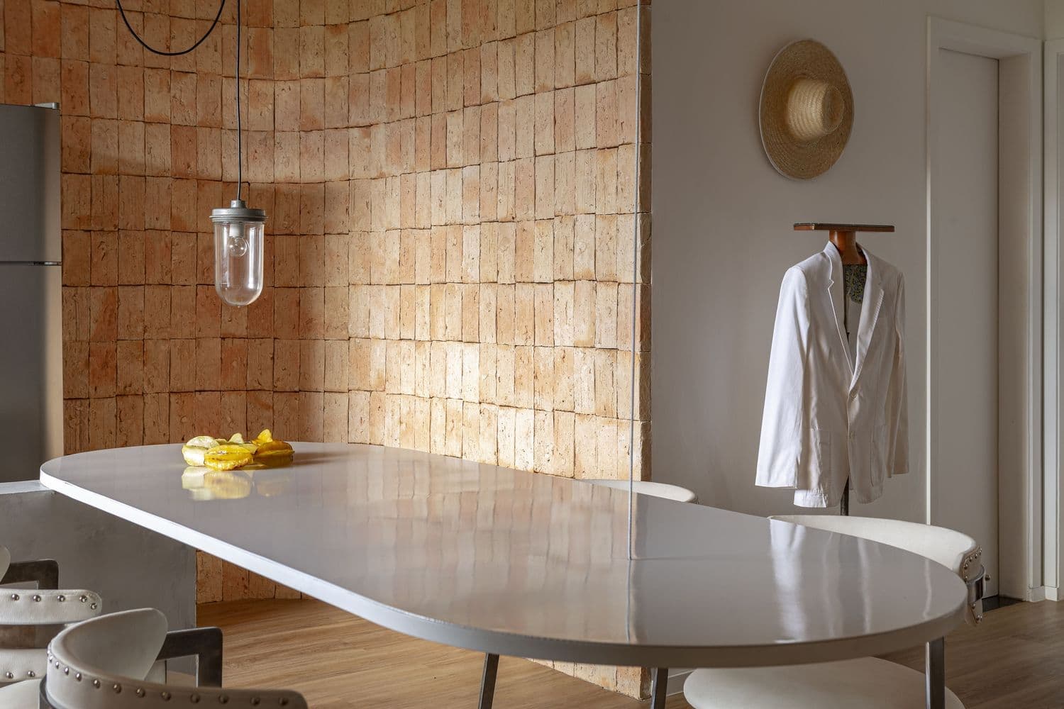 Апартаменты с кирпичными стенами – проект студии EB Arquitetos