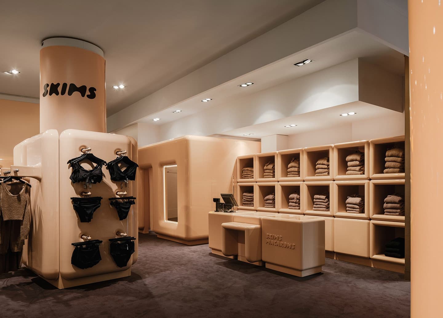 Глянцевый интерьер для магазина SKIMS в Париже – проект Вилло Перрона