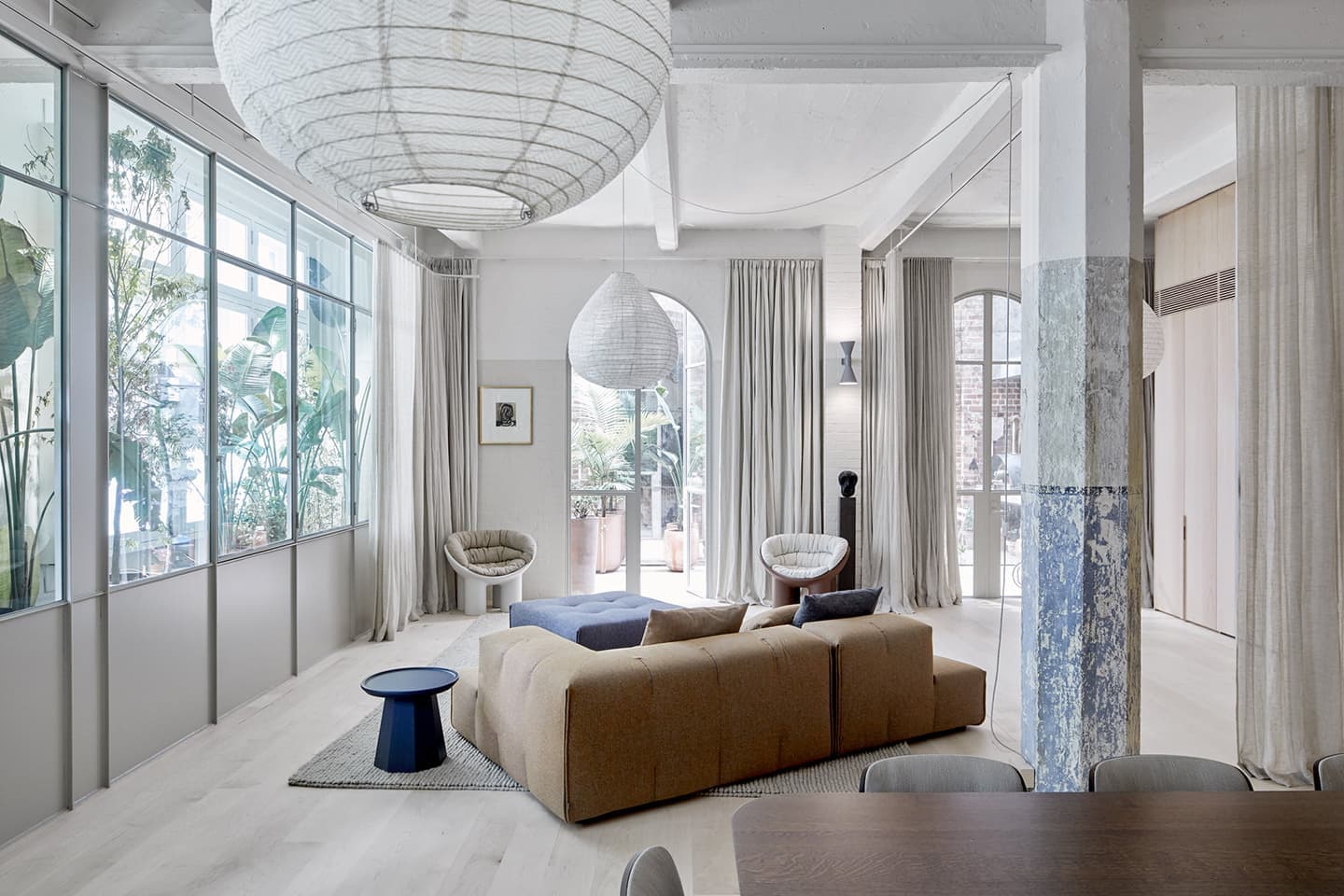 Безмятежный интерьер квартиры в промышленном здании – проект дизайн-студии O’Connor and Houle