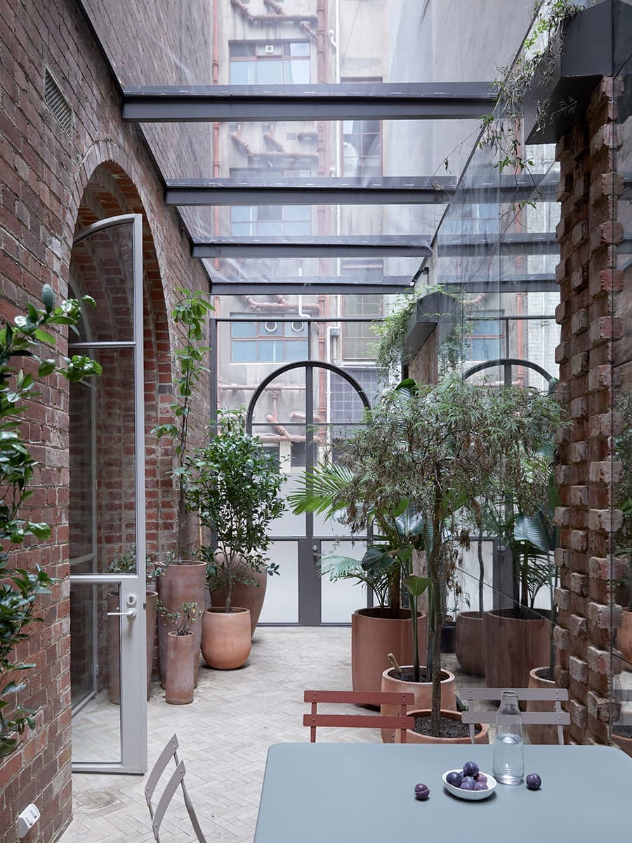 Безмятежный интерьер квартиры в промышленном здании – проект дизайн-студии O’Connor and Houle