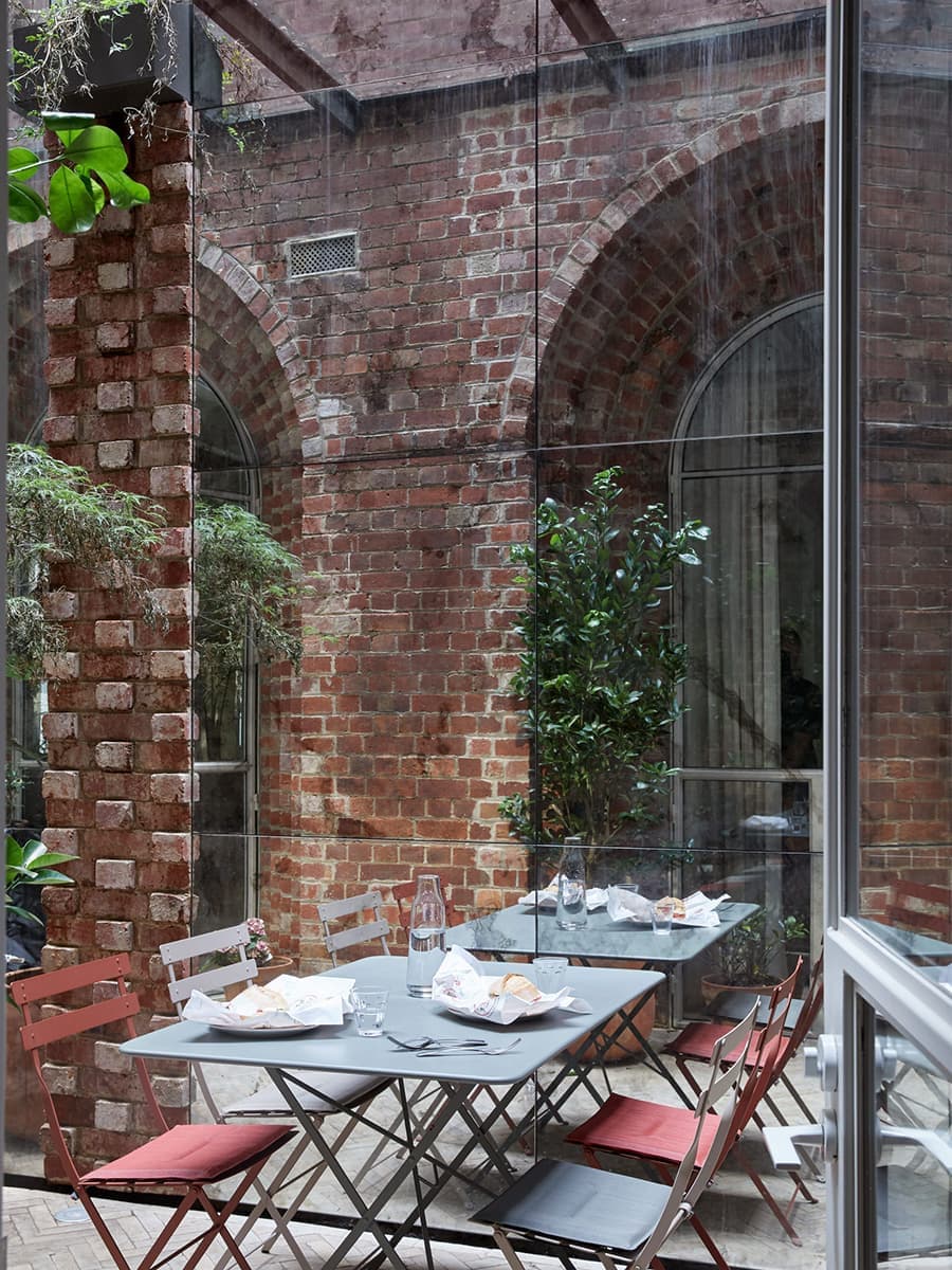 Безмятежный интерьер квартиры в промышленном здании – проект дизайн-студии O’Connor and Houle