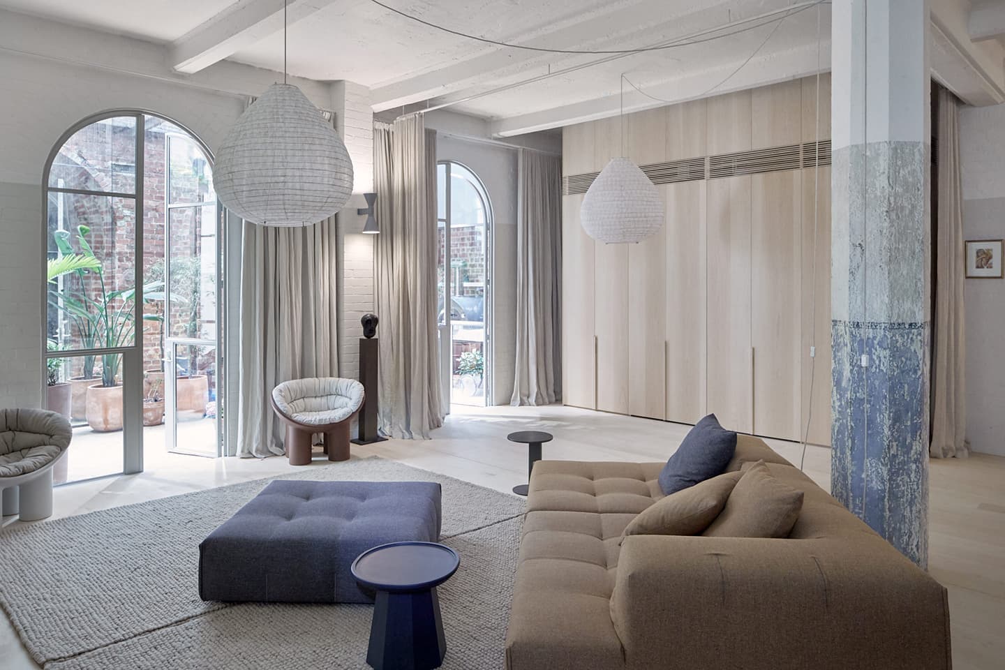 Безмятежный интерьер квартиры в промышленном здании – проект дизайн-студии O’Connor and Houle