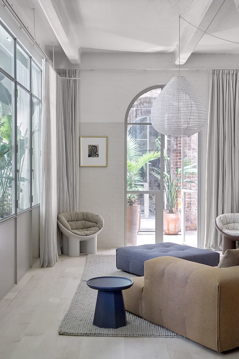 Безмятежный интерьер квартиры в промышленном здании – проект дизайн-студии O’Connor and Houle