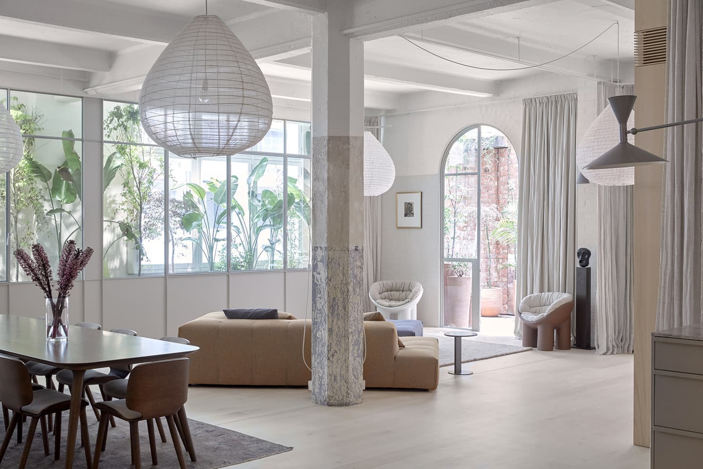 Безмятежный интерьер квартиры в промышленном здании – проект дизайн-студии O’Connor and Houle