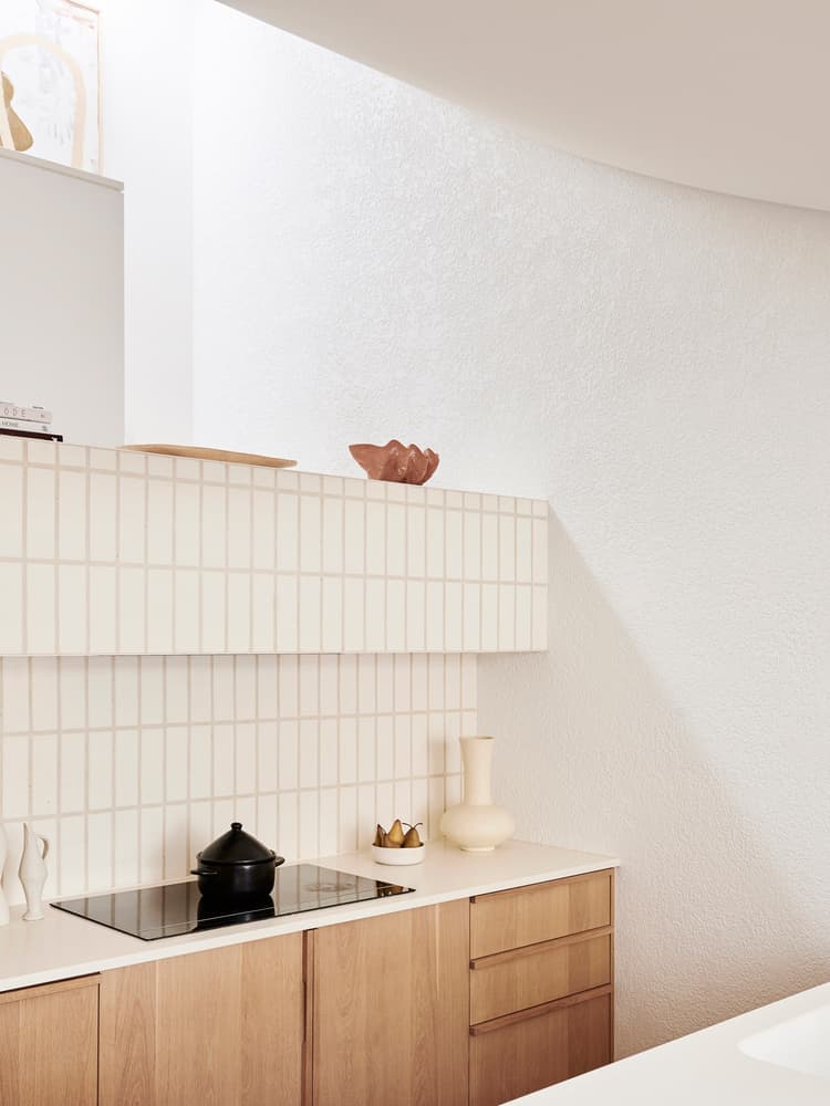 Светлый коттедж с ассиметричным потолком – проект австралийского дизайн-бюро Foomann Architects