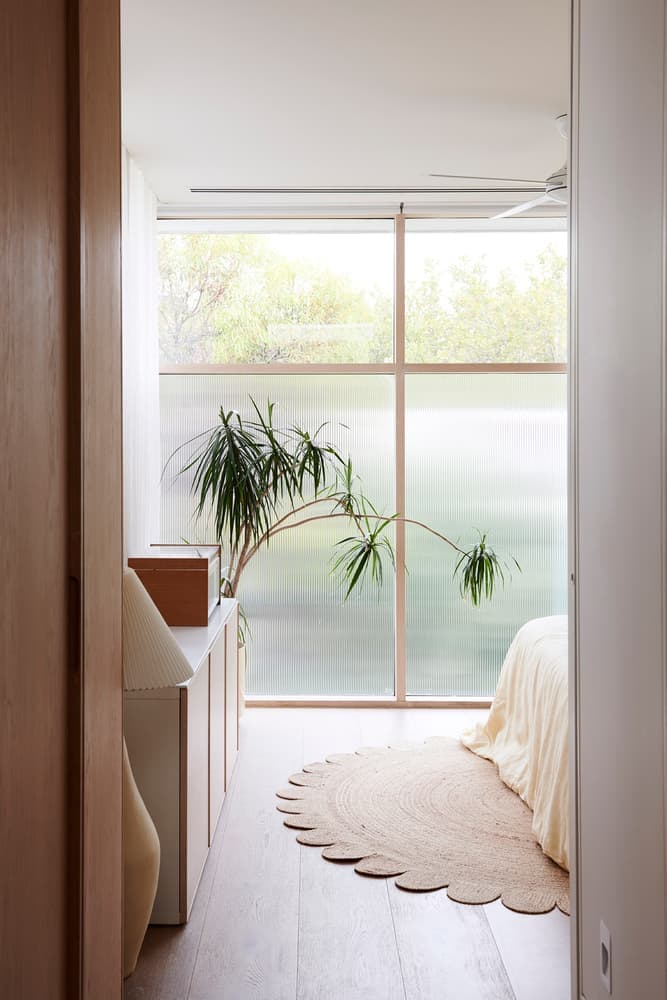 Светлый коттедж с ассиметричным потолком – проект австралийского дизайн-бюро Foomann Architects