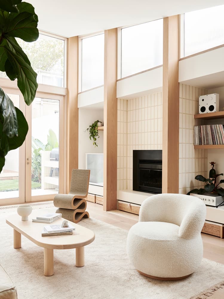 Светлый коттедж с ассиметричным потолком – проект австралийского дизайн-бюро Foomann Architects