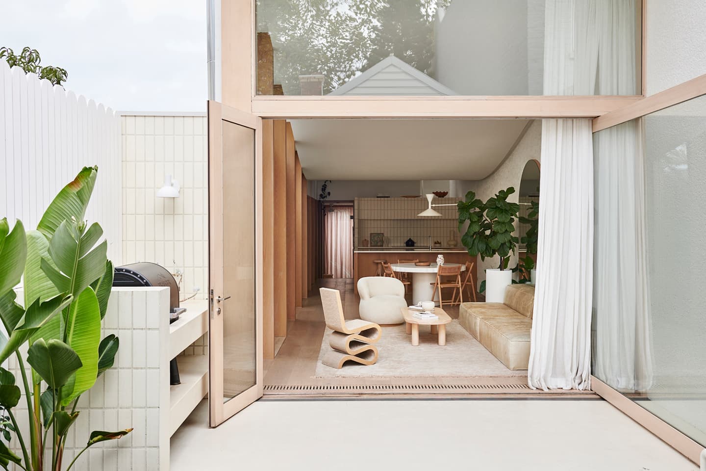 Светлый коттедж с ассиметричным потолком – проект австралийского дизайн-бюро Foomann Architects