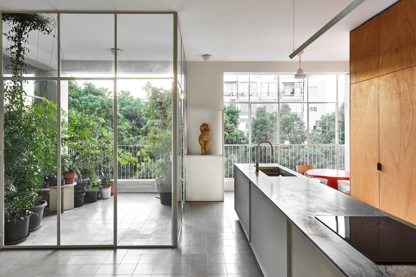 Квартира с зеленой лоджией в Тель-Авиве – проект Salty Architects