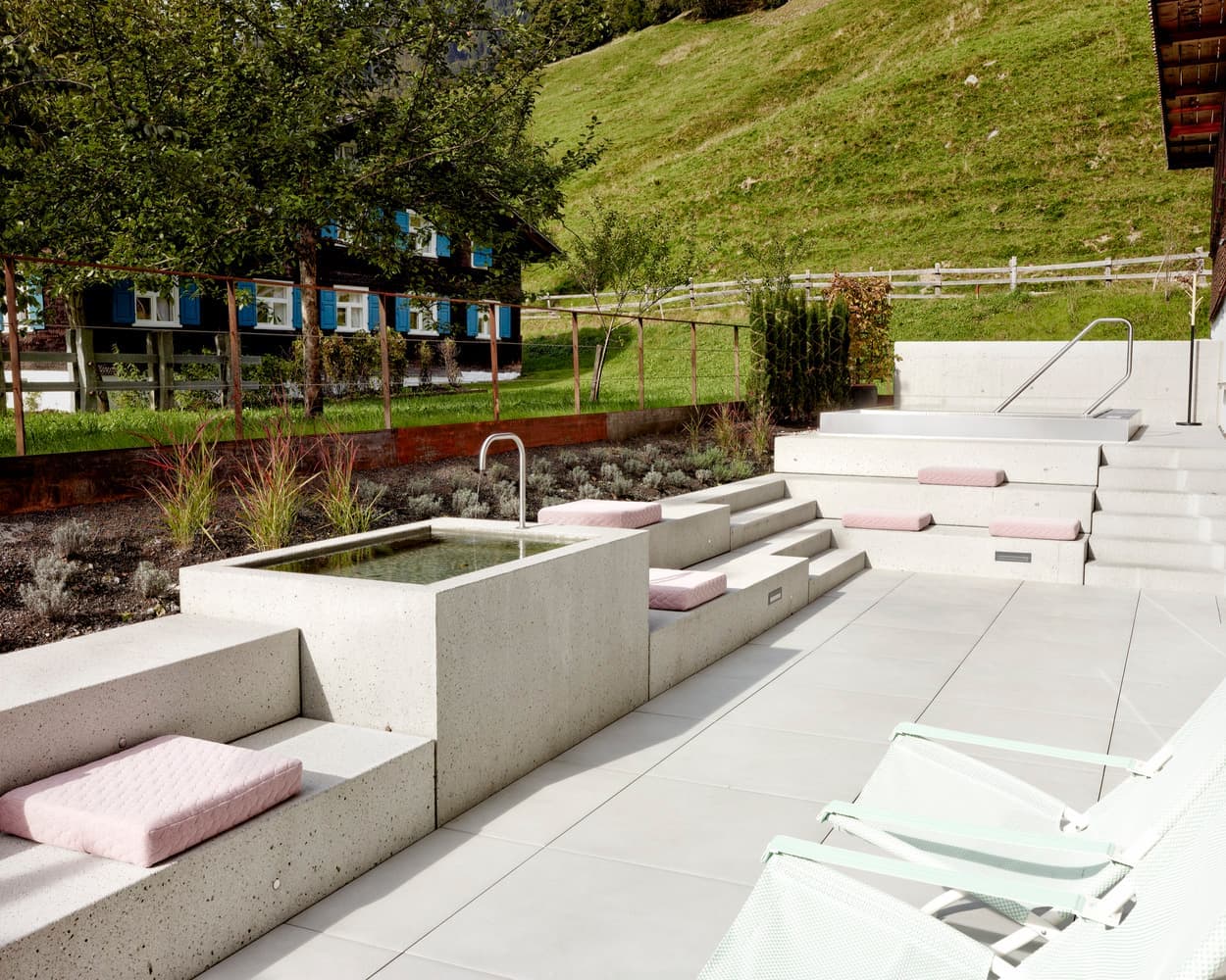 Теплый домашний интерьер семейного отеля в Австрии – проект архитектурного бюро firm Architekten