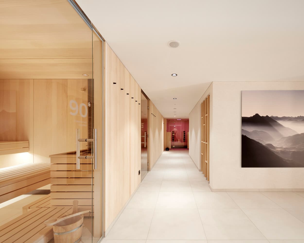 Теплый домашний интерьер семейного отеля в Австрии – проект архитектурного бюро firm Architekten