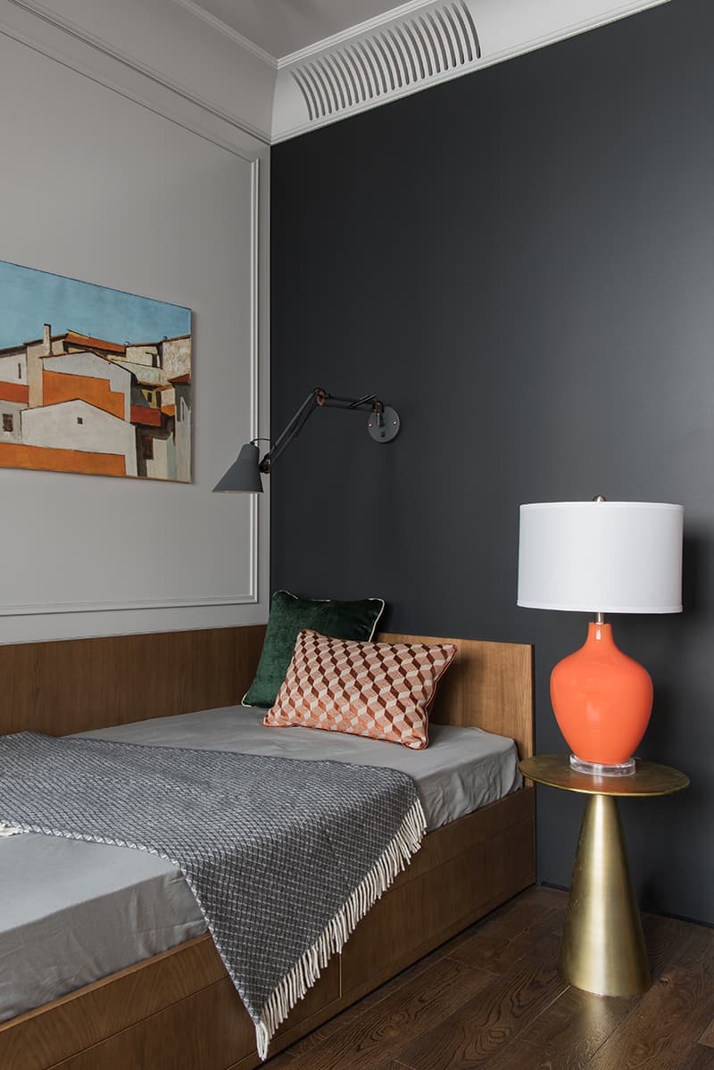 Квартира с четырьмя спальнями в глубоких оттенках – проект Buro.Team