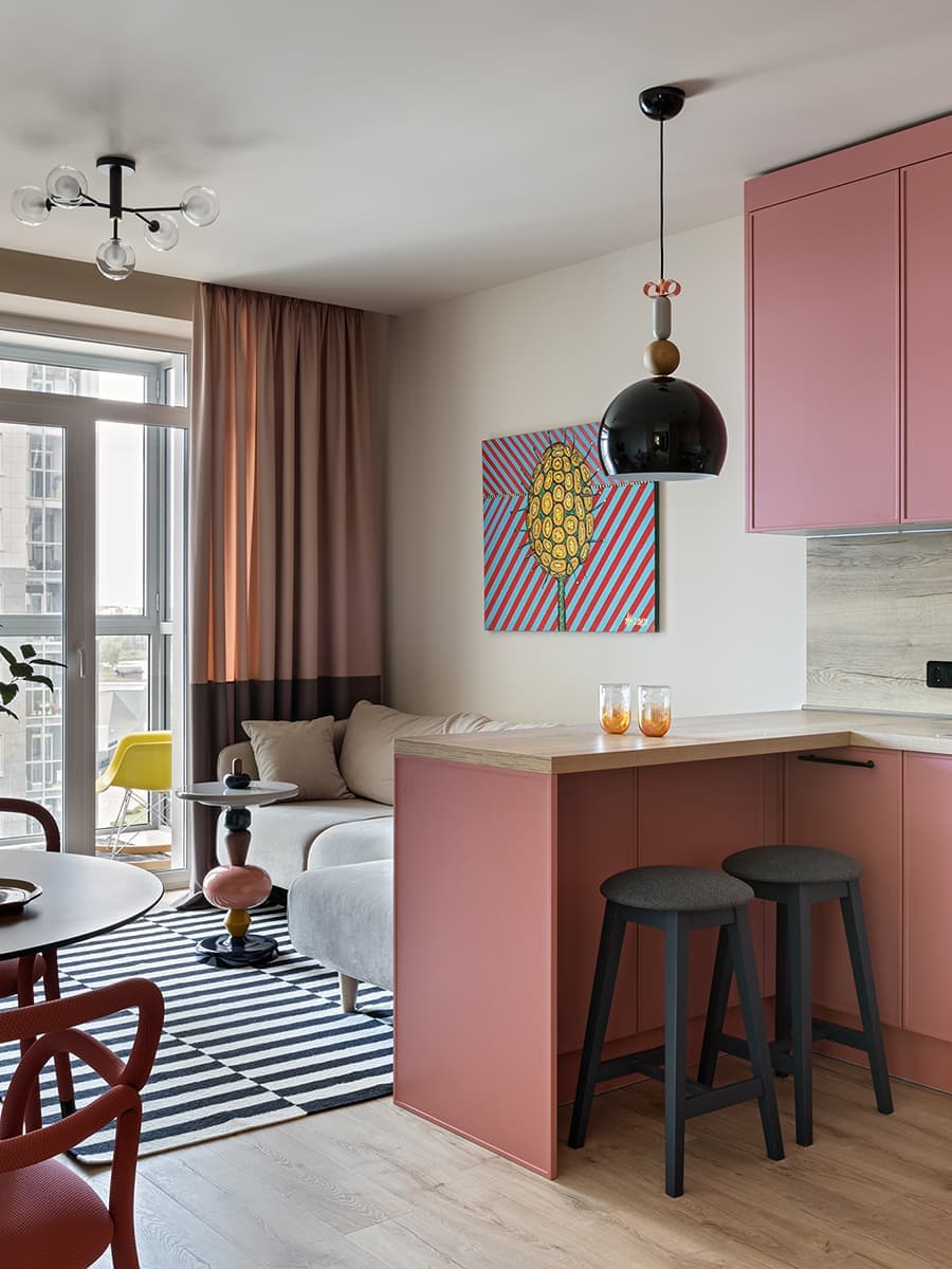 Красочный интерьер с розовой кухней – проект Екатерины Успенской