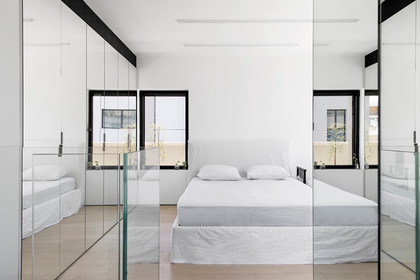 Зеркальный интерьер с индустриальными элементами – проект дизайнера Яэля Перри