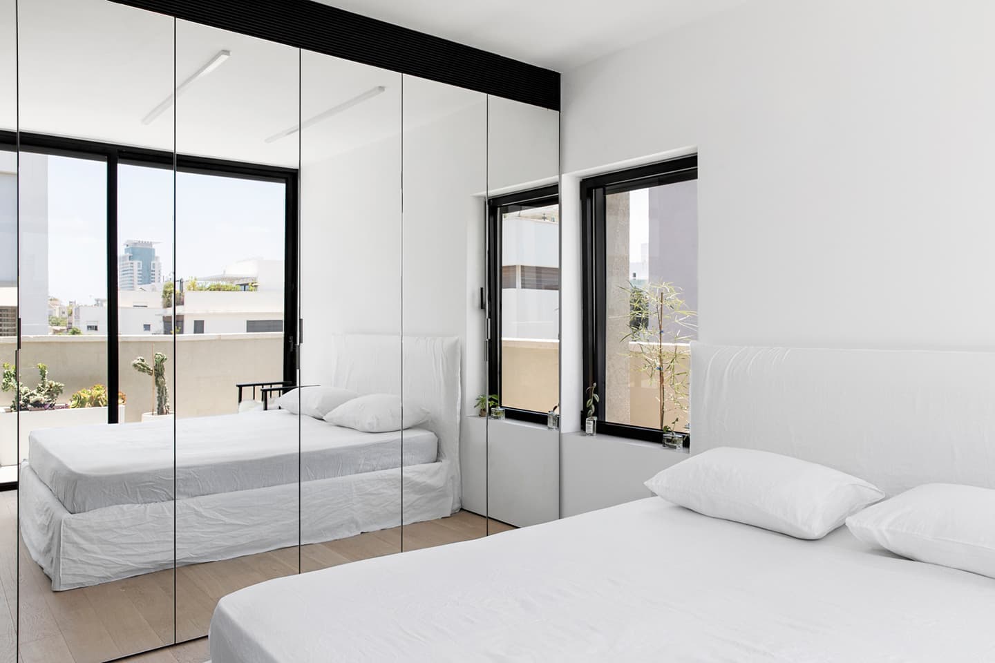 Зеркальный интерьер с индустриальными элементами – проект дизайнера Яэля Перри