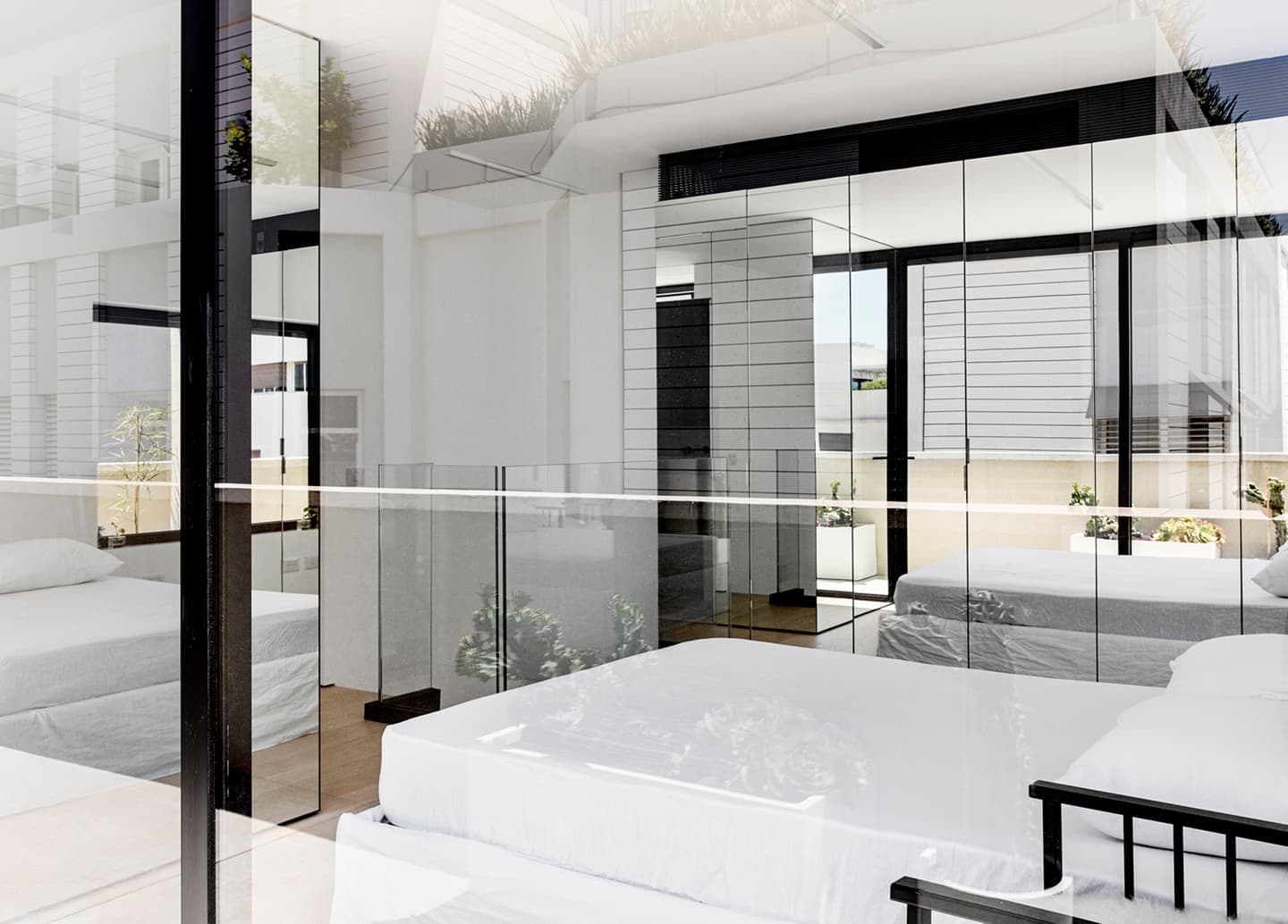 Зеркальный интерьер с индустриальными элементами – проект дизайнера Яэля Перри