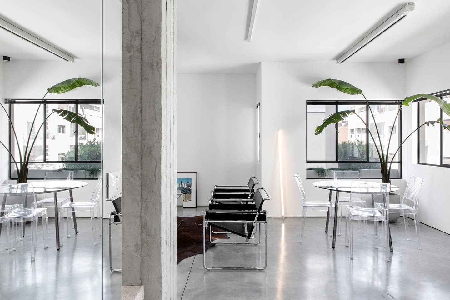 Зеркальный интерьер с индустриальными элементами – проект дизайнера Яэля Перри