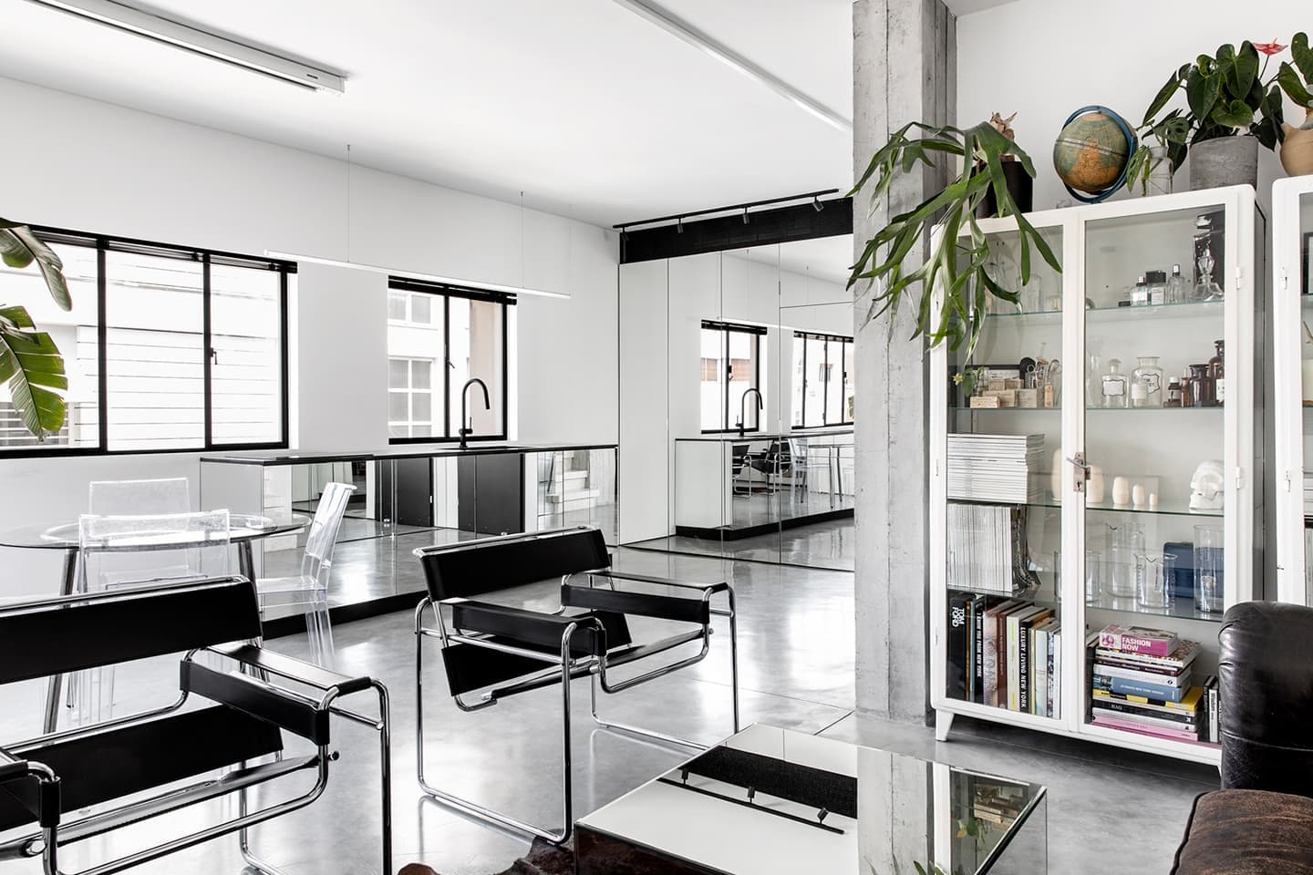 Зеркальный интерьер с индустриальными элементами – проект дизайнера Яэля Перри