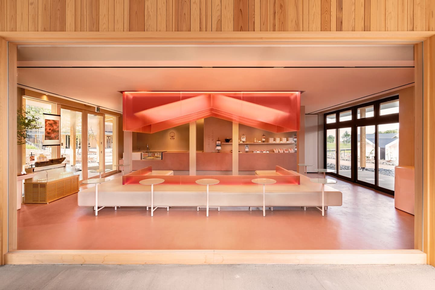 Неоновая эстетика яркой кофейни в Японии – проект Transit Branding Studio