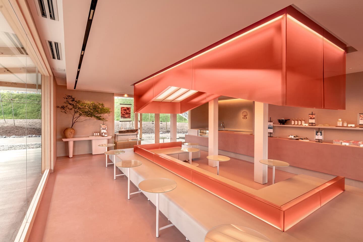 Неоновая эстетика яркой кофейни в Японии – проект Transit Branding Studio