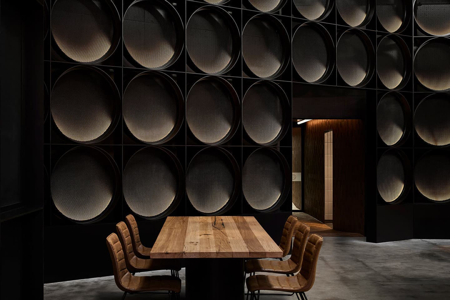 Аскетичный интерьер пивного бара в Австралии – проект студии Splinter Society