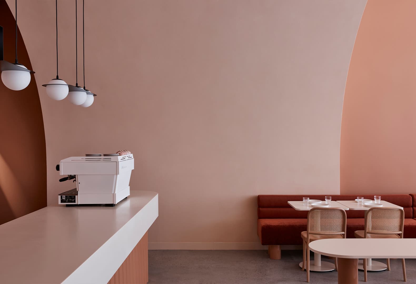 Монохромное кафе The Budapest Café. Фото: Derek Swalwell