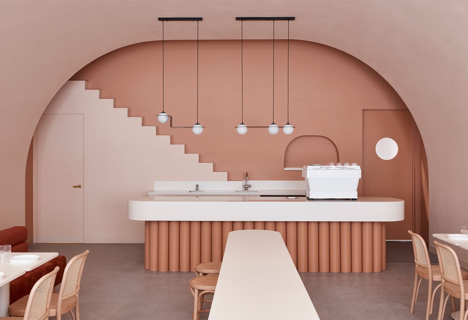 Монохромное кафе The Budapest Café. Фото: Derek Swalwell