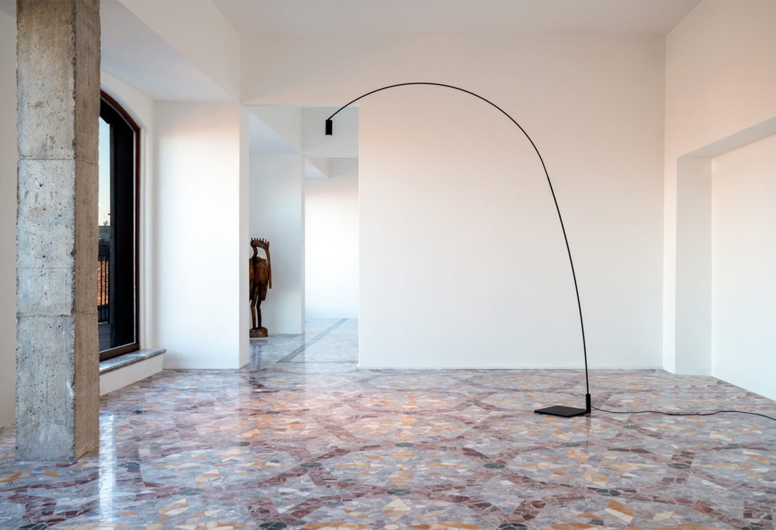 Ультратонкий торшер Fox, Nemo Lighting. Дизайн Бернхард Осанн