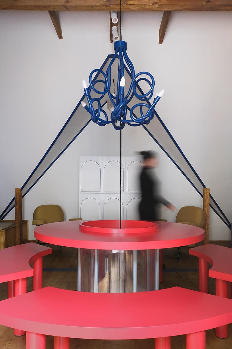 Геометрическая абстракция и яркие оттенки в интерьере кафе «Абу-Гош» – проект STUDIO SHOO