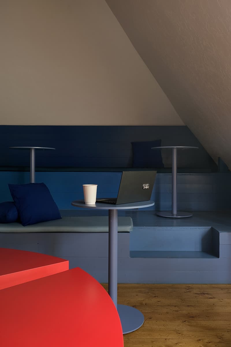 Геометрическая абстракция и яркие оттенки в интерьере кафе «Абу-Гош» – проект STUDIO SHOO