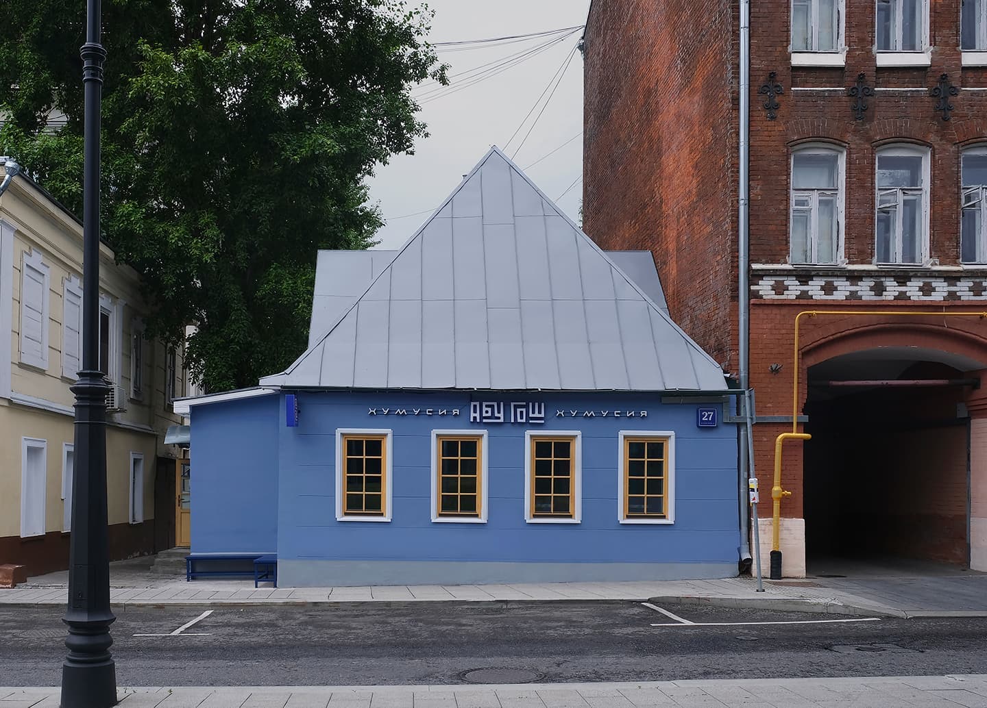 Геометрическая абстракция и яркие оттенки в интерьере кафе «Абу-Гош» – проект STUDIO SHOO