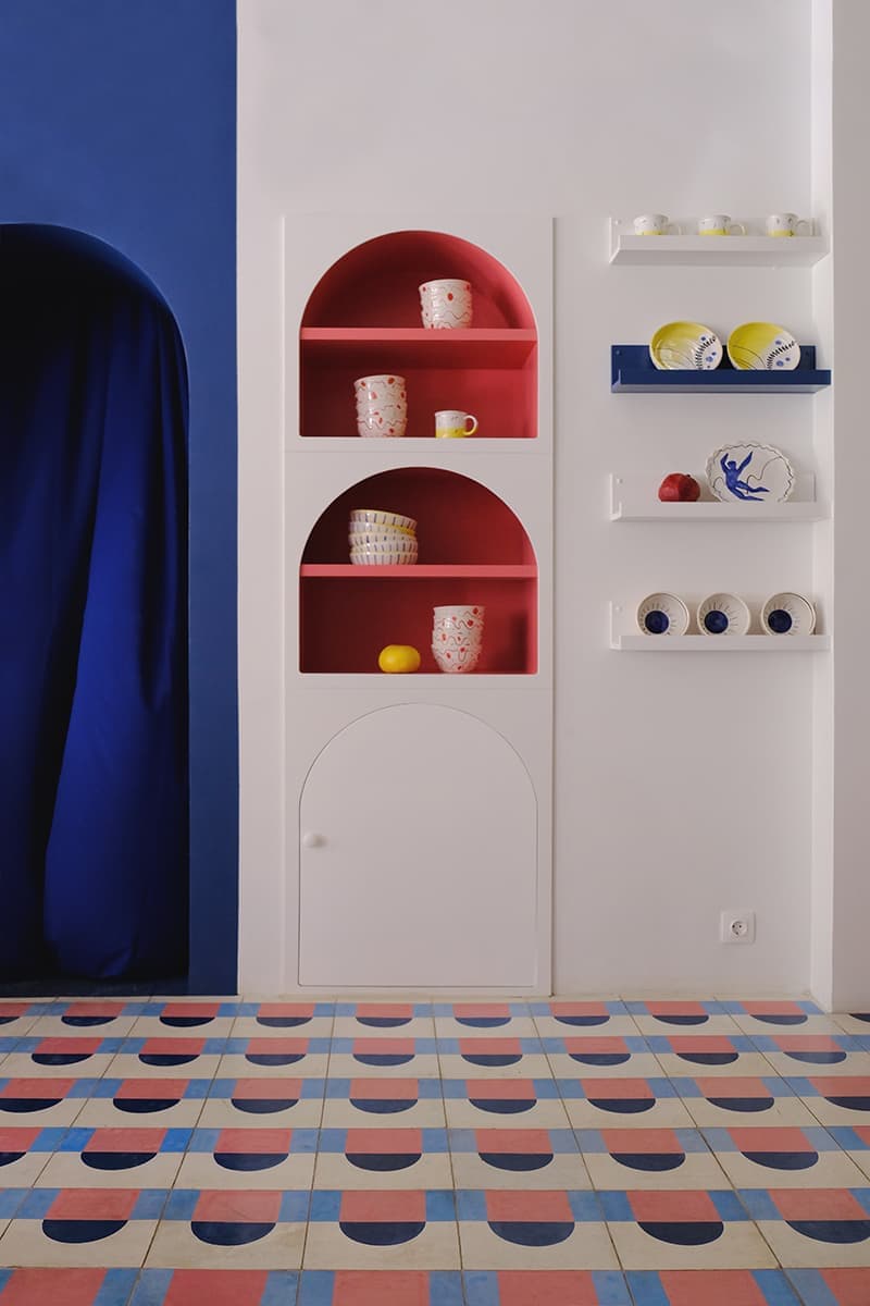 Геометрическая абстракция и яркие оттенки в интерьере кафе «Абу-Гош» – проект STUDIO SHOO