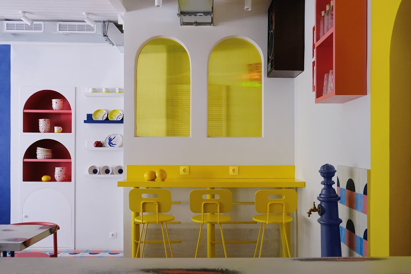 Геометрическая абстракция и яркие оттенки в интерьере кафе «Абу-Гош» – проект STUDIO SHOO