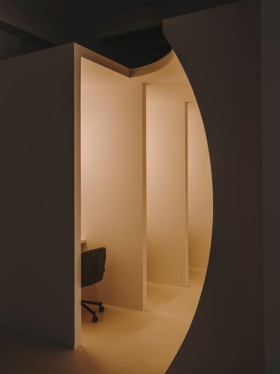 Скульптурный интерьер офиса в Испании – проект бюро Isern Serra