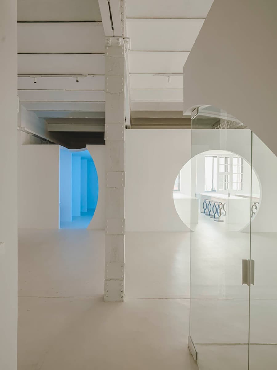 Скульптурный интерьер офиса в Испании – проект бюро Isern Serra