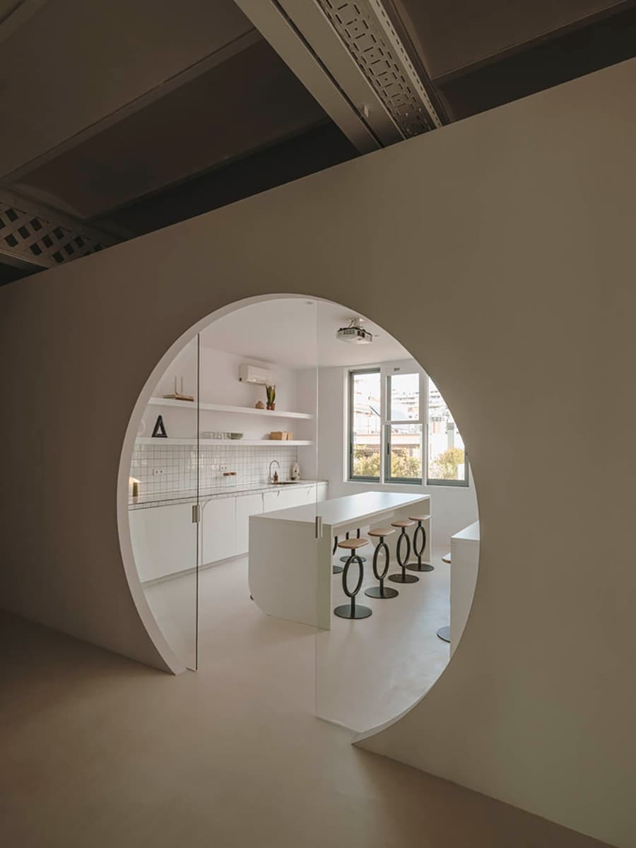 Скульптурный интерьер офиса в Испании – проект бюро Isern Serra