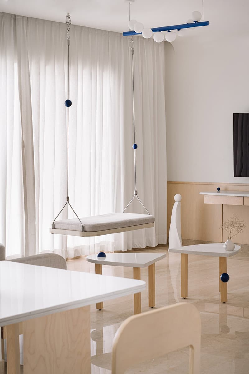 Монохромный интерьер с кобальтовыми акцентами – проект The Act of Quad