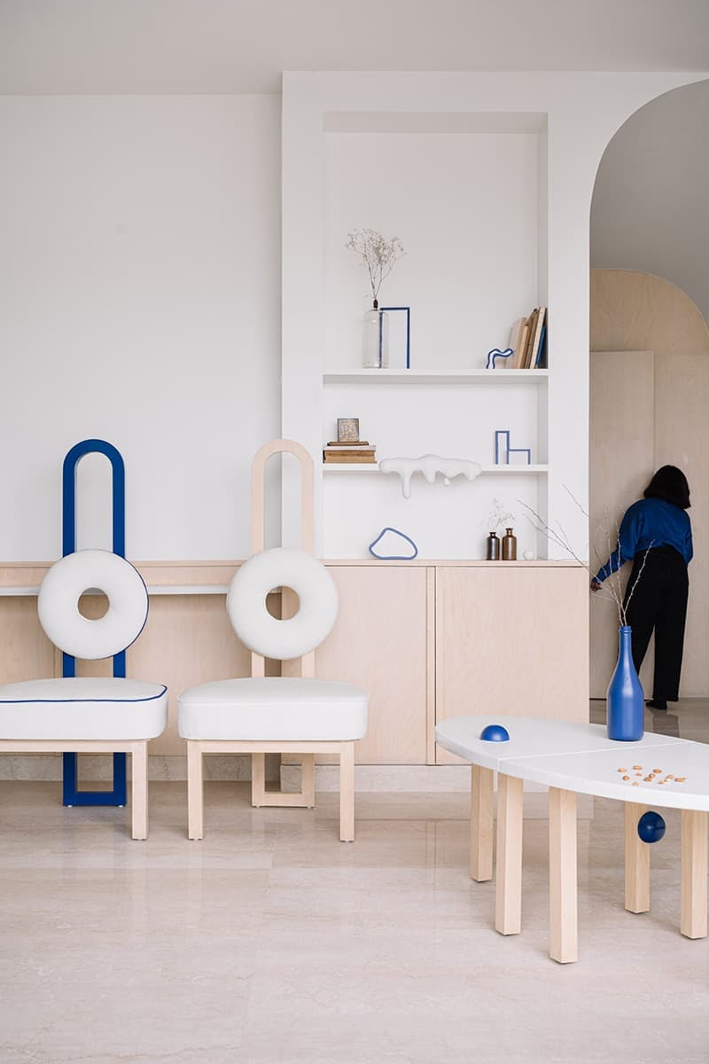 Монохромный интерьер с кобальтовыми акцентами – проект The Act of Quad