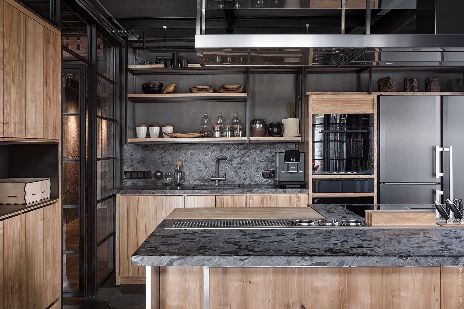 Двухэтажная квартира с колониальными мотивами – проект студии Loft Buro