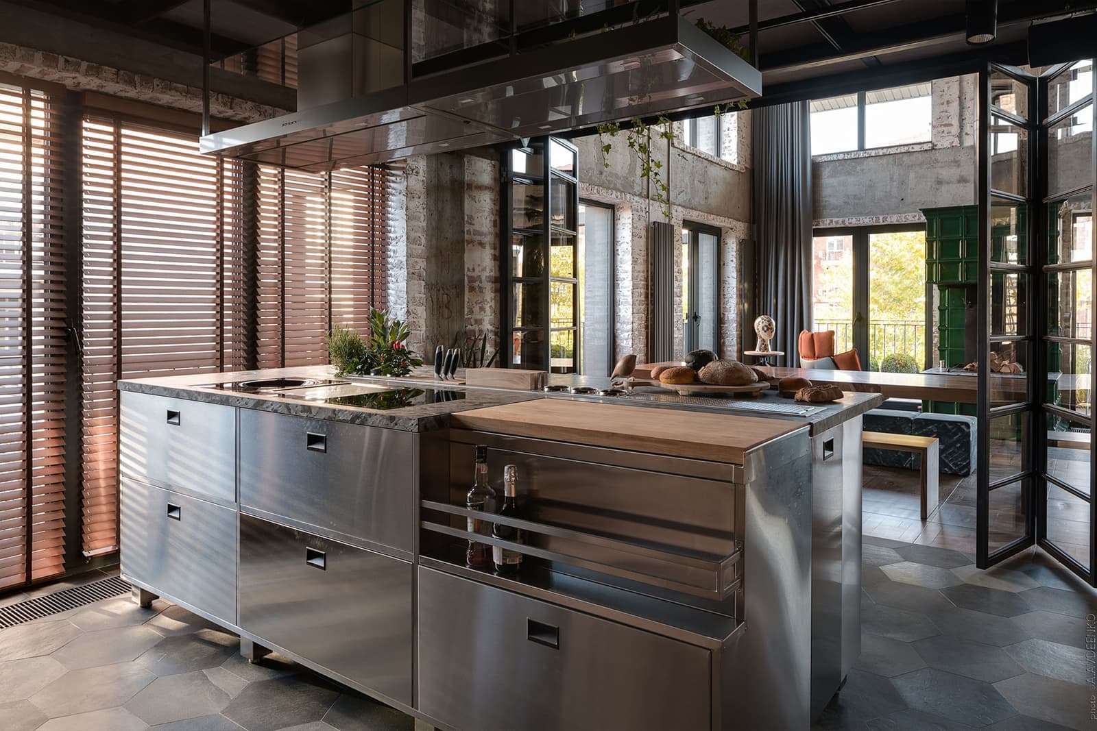 Двухэтажная квартира с колониальными мотивами – проект студии Loft Buro