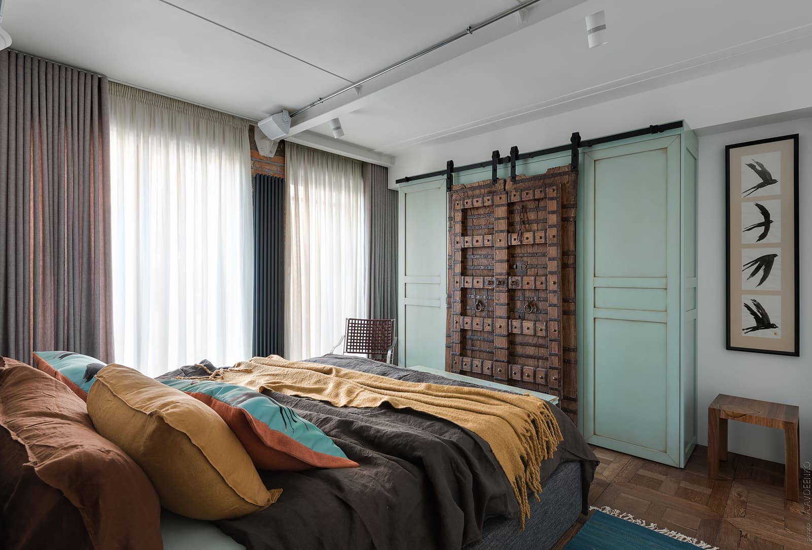Двухэтажная квартира с колониальными мотивами – проект студии Loft Buro