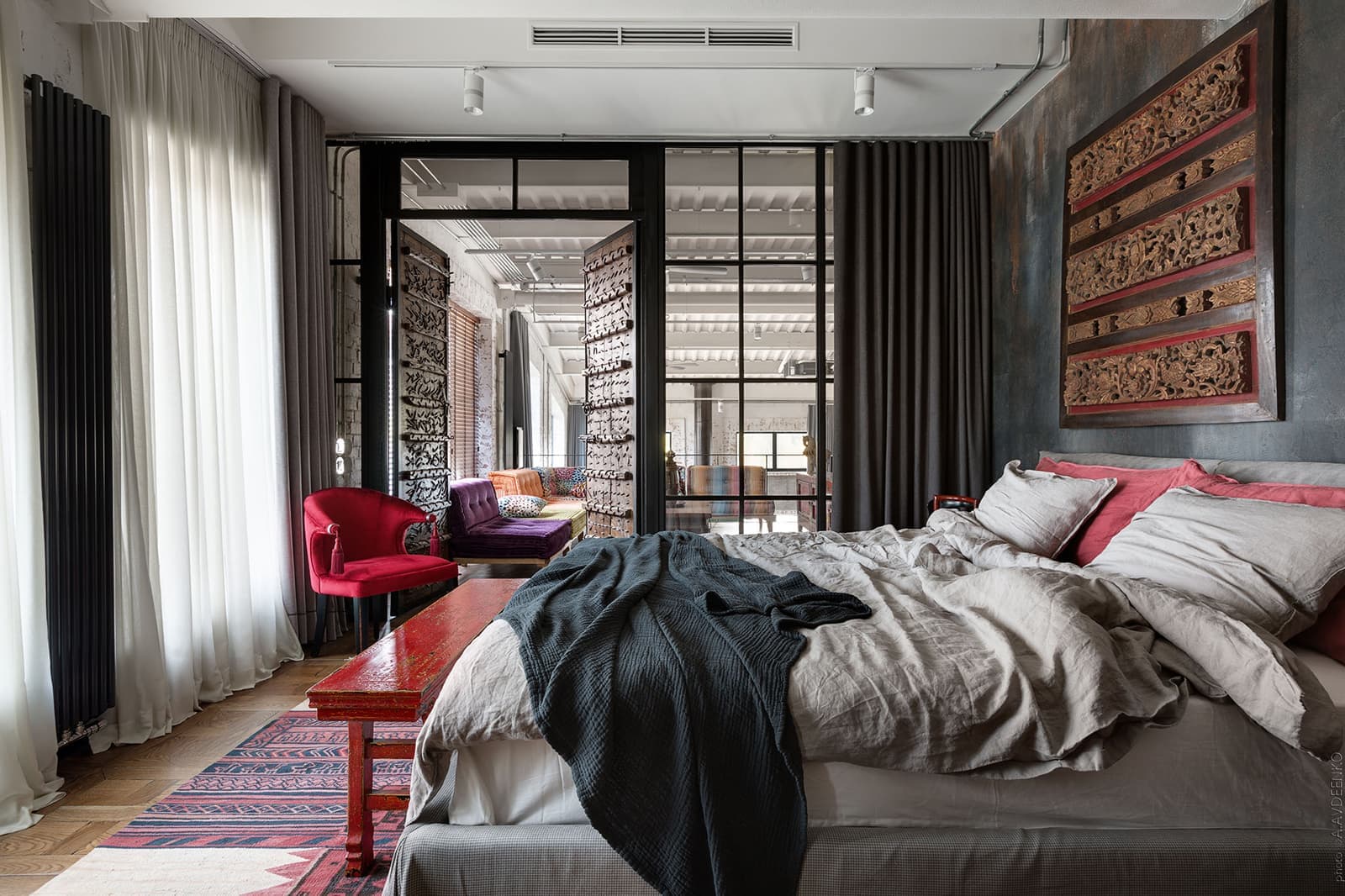 Двухэтажная квартира с колониальными мотивами – проект студии Loft Buro