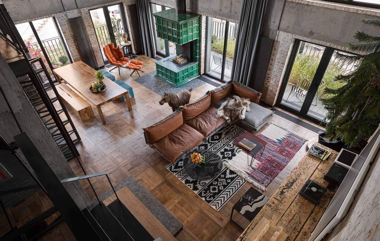 Двухэтажная квартира с колониальными мотивами – проект студии Loft Buro