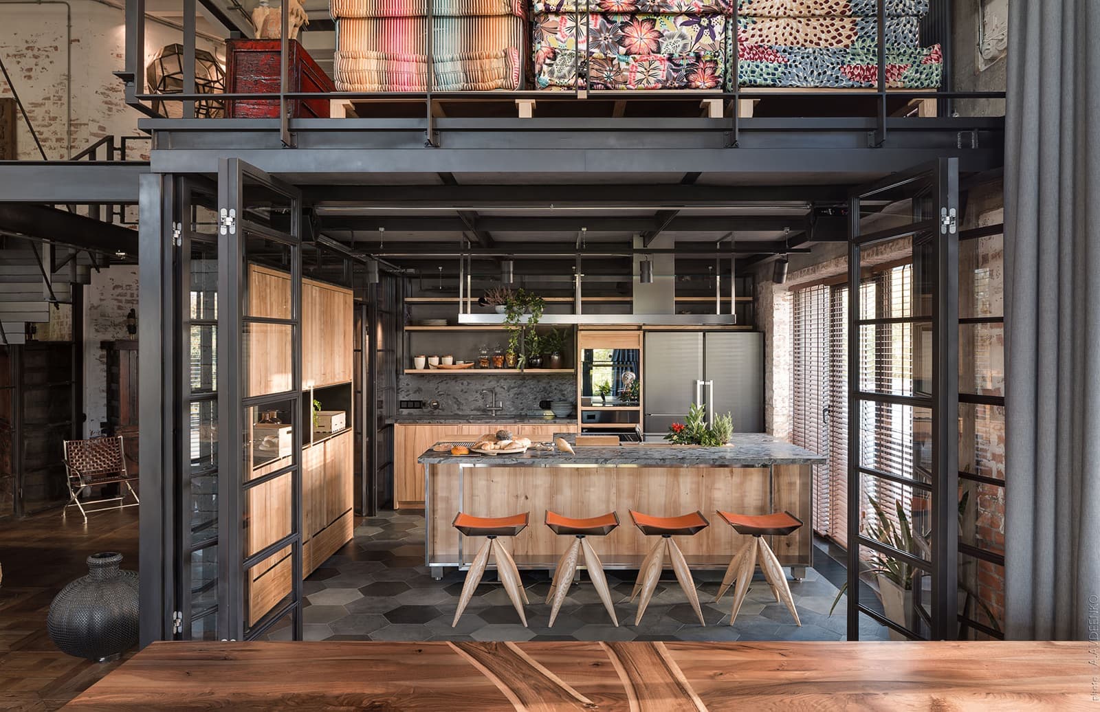 Двухэтажная квартира с колониальными мотивами – проект студии Loft Buro