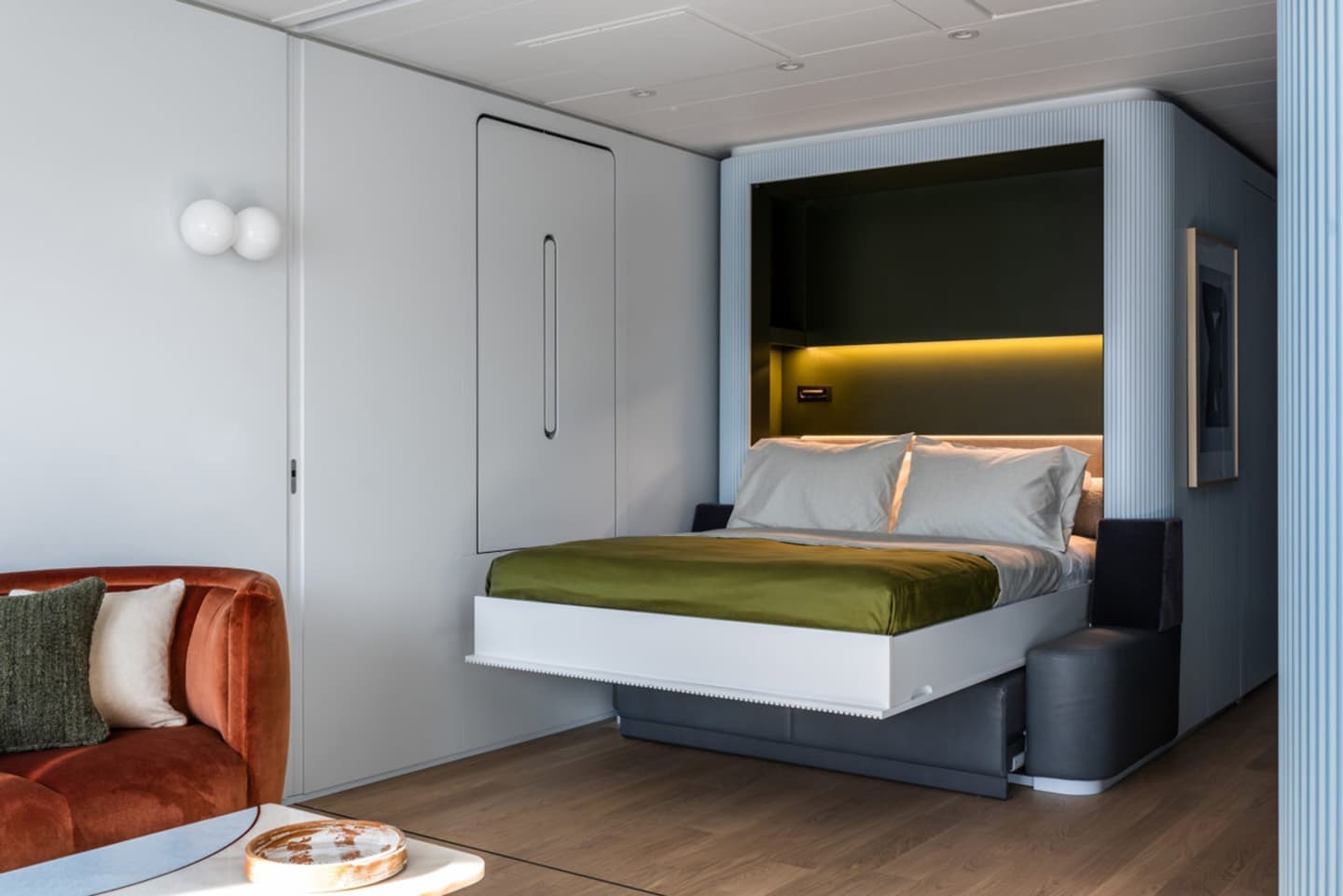 Модернистский интерьер жилой яхты – проект Michel K Chen Architecture