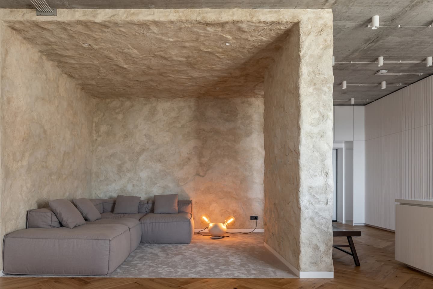 Самобытный интерьер с глиняными деталями – проект Makhno Studio