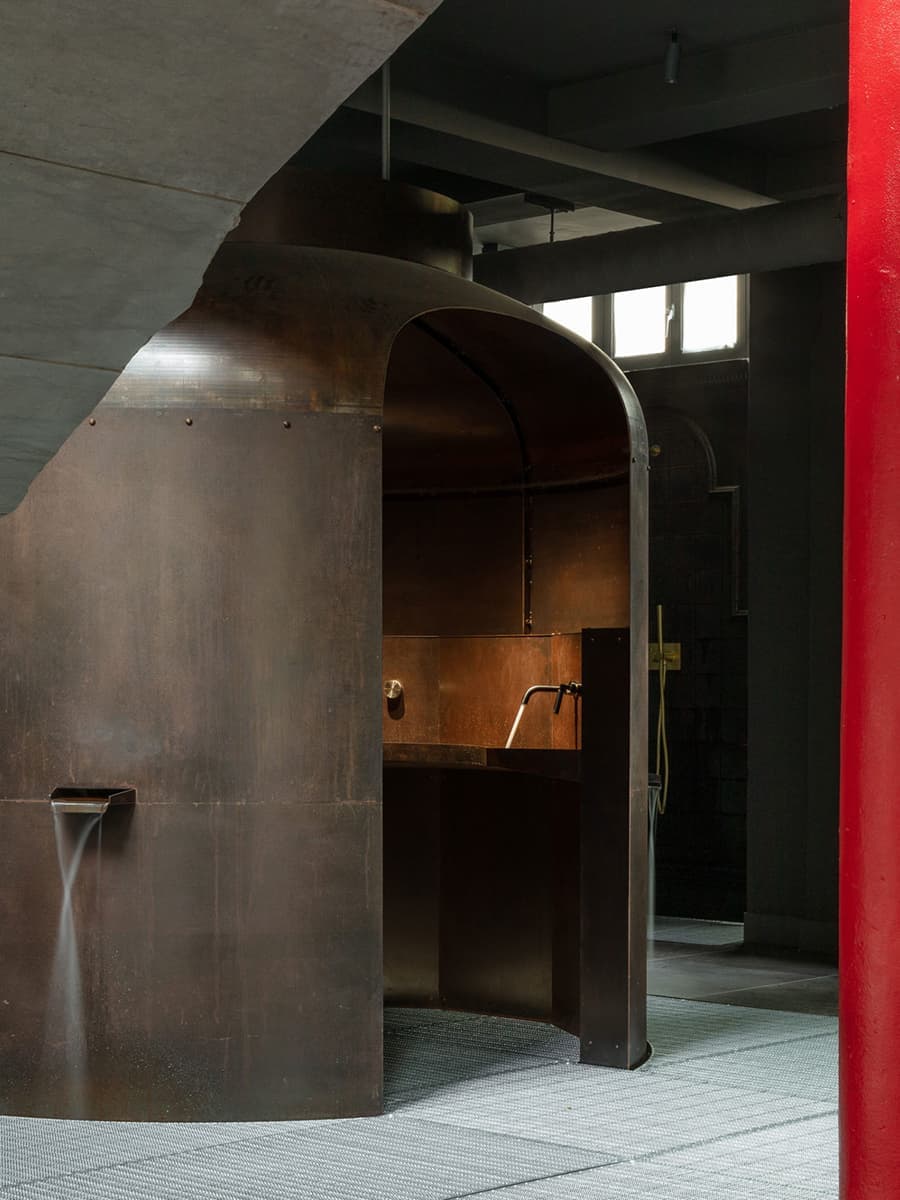 Брутальный интерьер магазина с элементами стимпанка – проект Holloway Li