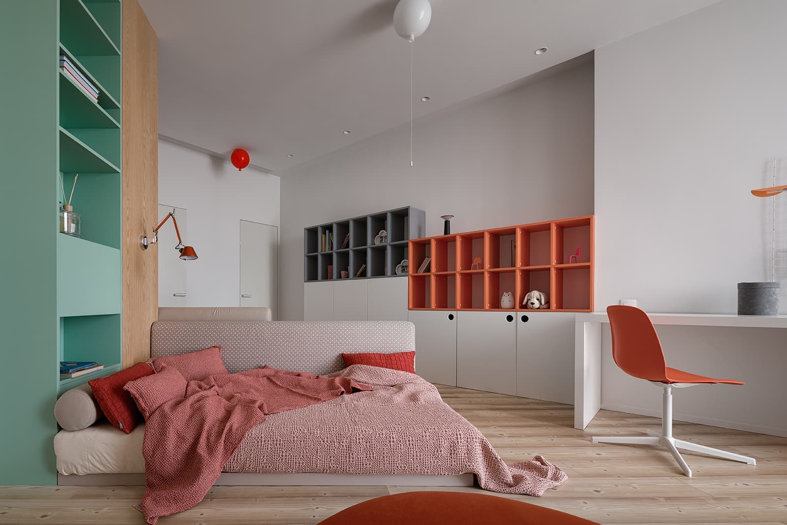 Свежий интерьер просторной квартиры в серо-голубых тонах – проект Azovsky + Pahomova Architects